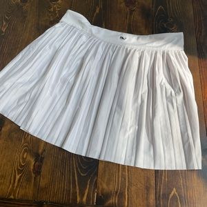 White vineyard vine pleated performance skirt size M